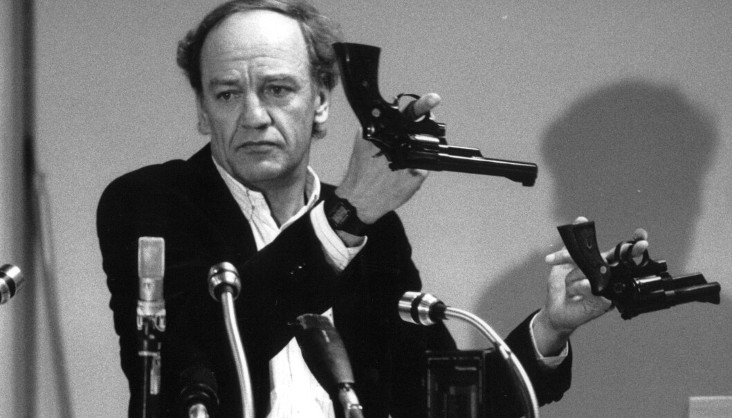 <strong>MÅTTE GÅ:</strong> Lenspolitisjef i Stockholm Hans Holmér med to Magnum-revolvere liknende drapsvåpenet. Holmér måtte gå av i 1987 etter massiv kritikk mot etterforskningen av drapet året før. Foto: Lars Hedberg / NTB Scanpix <strong>MÅTTE GÅ:</strong> Lenspolitisjef i Stockholm Hans Holmér med to Magnum-revolvere liknende drapsvåpenet. Holmér måtte gå av i 1987 etter massiv kritikk mot etterforskningen av drapet året før. Foto: Lars Hedberg / NTB Scanpix