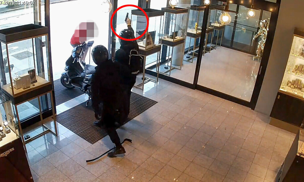 AVFYRTE SKUDD: Ranerne skjøt et skudd i taket da de forlot gullsmeden. Foto: Øistein Norum Monsen/Dagbladet. AVFYRTE SKUDD: Ranerne skjøt et skudd i taket da de forlot gullsmeden. Foto: Øistein Norum Monsen/Dagbladet.