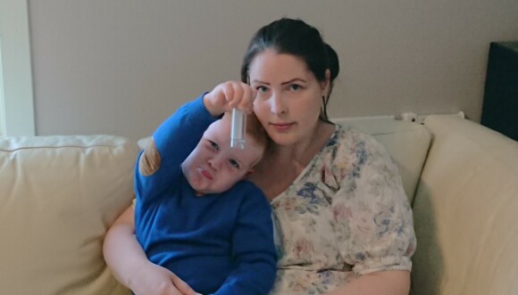 ADVARER ANDRE FORELDRE: Kelvin (som fikk med seg batteriet hjem i dette reagensrøret) har heldigvis ingen varige mén av hendelsen. Mamma Renate håper deres historie vil kunne forhindre at det skjer med andre. - Jeg har fått utrolig mange tilbakemeldinger fra folk som ikke visste hvor farlig dette egentlig er, sier hun. FOTO: Privat ADVARER ANDRE FORELDRE: Kelvin (som fikk med seg batteriet hjem i dette reagensrøret) har heldigvis ingen varige mén av hendelsen. Mamma Renate håper deres historie vil kunne forhindre at det skjer med andre. - Jeg har fått utrolig mange tilbakemeldinger fra folk som ikke visste hvor farlig dette egentlig er, sier hun. FOTO: Privat