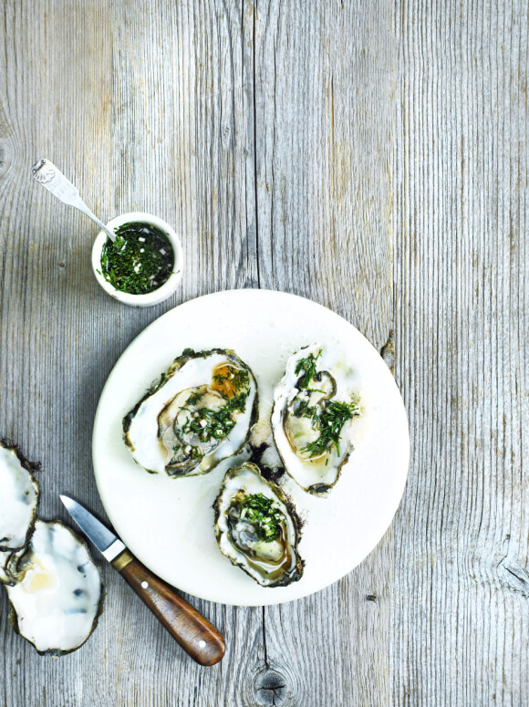 Server østersene helt enkelt og klassisk med en fransk eddikdressing. Tips! Mignonette er den franske eddikdressingen med pepper og sjalottløk. Den er også god som salatdressing. FOTO: Columbus Leth Server østersene helt enkelt og klassisk med en fransk eddikdressing. Tips! Mignonette er den franske eddikdressingen med pepper og sjalottløk. Den er også god som salatdressing. FOTO: Columbus Leth