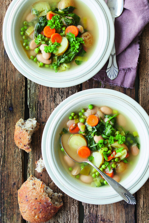 Dette er en enkel suppe full av sunne og friske grønnsaker. Tips! Kok gjerne litt makaroni og legg i suppen. FOTO: Winnie Methmann Dette er en enkel suppe full av sunne og friske grønnsaker. Tips! Kok gjerne litt makaroni og legg i suppen. FOTO: Winnie Methmann