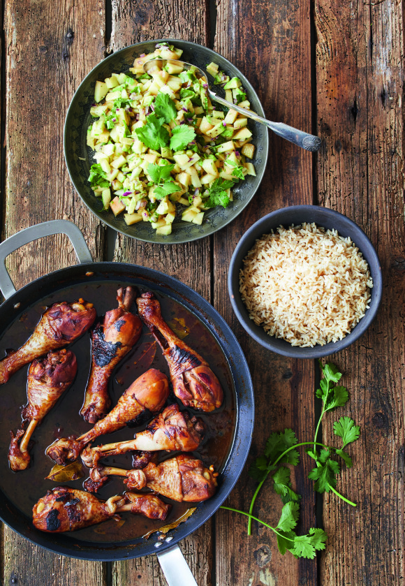 Adobo er en klassisk filippinsk kyllingrett hvor kjøttet marineres i eddik, soyasaus og sukker. Tips! La gjerne kyllinglårene marinere natten over, så kjøttet blir mer mørt og smakfullt. FOTO: Winnie Methmann Adobo er en klassisk filippinsk kyllingrett hvor kjøttet marineres i eddik, soyasaus og sukker. Tips! La gjerne kyllinglårene marinere natten over, så kjøttet blir mer mørt og smakfullt. FOTO: Winnie Methmann