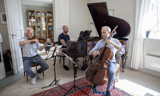 SJOSTAKOVITSJ: Filolinst Arve Tellefsen, pianist Sveinung Bjelland og cellist Audun Sandvik gleder seg til endelig å kunne spille for publikum. Foto: Anders Grønneberg SJOSTAKOVITSJ: Filolinst Arve Tellefsen, pianist Sveinung Bjelland og cellist Audun Sandvik gleder seg til endelig å kunne spille for publikum. Foto: Anders Grønneberg