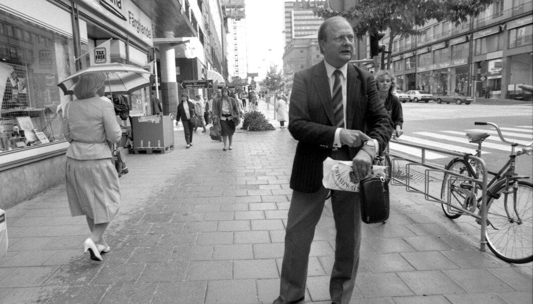 HER SKJEDDE DET: Den såkalte Skandiamannen, Stig Engström, viser pressen hvor drapet skjedde på Sveavegen i Stockholm. Foto: Weine Lexius, Expressen/TT/NTB Scanpix. HER SKJEDDE DET: Den såkalte Skandiamannen, Stig Engström, viser pressen hvor drapet skjedde på Sveavegen i Stockholm. Foto: Weine Lexius, Expressen/TT/NTB Scanpix.