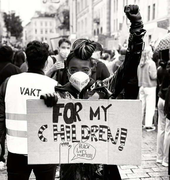DEMONSTRASJON: Med knyttet neve, maske foran munn og nese, og med god avstand, deltok Tinashe Williamson i Black Lives Matter-demonstrasjonen 5. juni 2020 - for at døtrene skal få slippe å oppleve det hun selv har gjort. FOTO: Privat DEMONSTRASJON: Med knyttet neve, maske foran munn og nese, og med god avstand, deltok Tinashe Williamson i Black Lives Matter-demonstrasjonen 5. juni 2020 - for at døtrene skal få slippe å oppleve det hun selv har gjort. FOTO: Privat