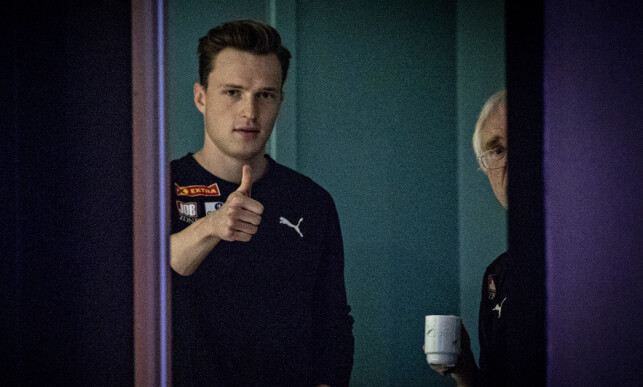 REKORDFORSØK: Karsten Warholm skal prøve seg på verdensrekord. Til høyre trener Leif Olav Alnes. Foto: Bjørn Langsem REKORDFORSØK: Karsten Warholm skal prøve seg på verdensrekord. Til høyre trener Leif Olav Alnes. Foto: Bjørn Langsem