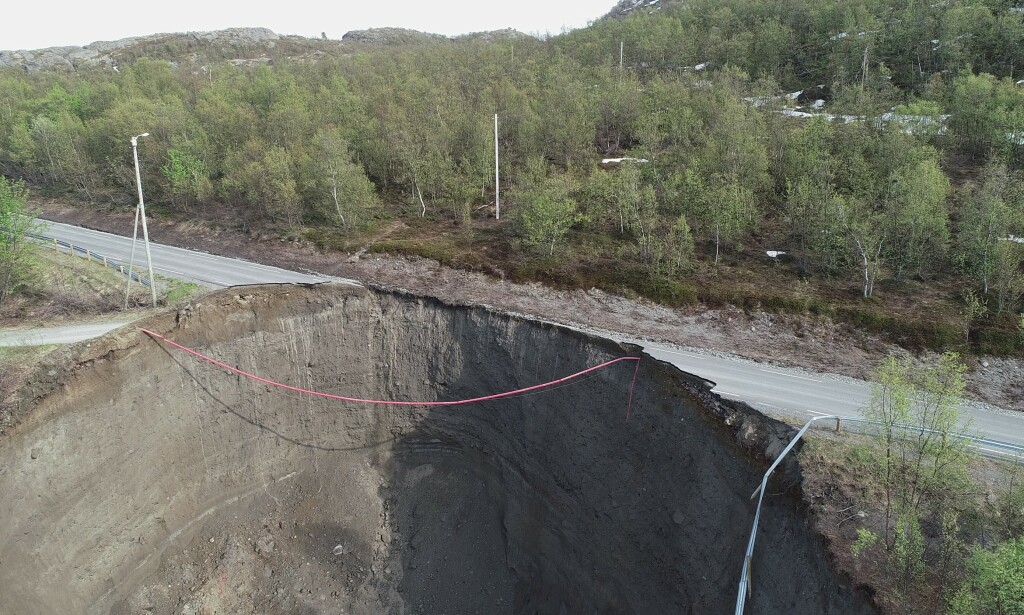 VEIEN FORSVANT: Deler av gamle E6 på Kråknes i Alta ble tidligere i juni tatt av ras. Foto: Anders Bjordal / NVE / NTB scanpix VEIEN FORSVANT: Deler av gamle E6 på Kråknes i Alta ble tidligere i juni tatt av ras. Foto: Anders Bjordal / NVE / NTB scanpix
