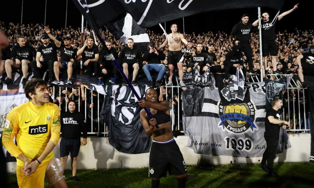 JUBEL: Partizan Beograd-spillerne feirer 1-0-seieren sammen med fansen. Foto: NTB scanpix JUBEL: Partizan Beograd-spillerne feirer 1-0-seieren sammen med fansen. Foto: NTB scanpix