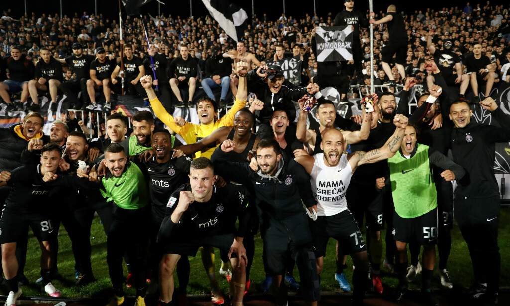 JUBEL: Verken spillere eller tilskuere hadde corona i tankene. Her feires det i Partizan-leiren. Foto: NTB scanpix JUBEL: Verken spillere eller tilskuere hadde corona i tankene. Her feires det i Partizan-leiren. Foto: NTB scanpix