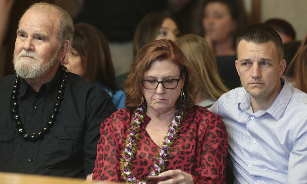 BESTEFORELDRE: Larry (t.v.) og Kay Woodstock under et fengslingsmøte for datteren Lori Vallow Daybell tidligere i år. De er besteforeldrene til JJ. Foto: John Roark/The Idaho Post-Register via AP, Pool BESTEFORELDRE: Larry (t.v.) og Kay Woodstock under et fengslingsmøte for datteren Lori Vallow Daybell tidligere i år. De er besteforeldrene til JJ. Foto: John Roark/The Idaho Post-Register via AP, Pool