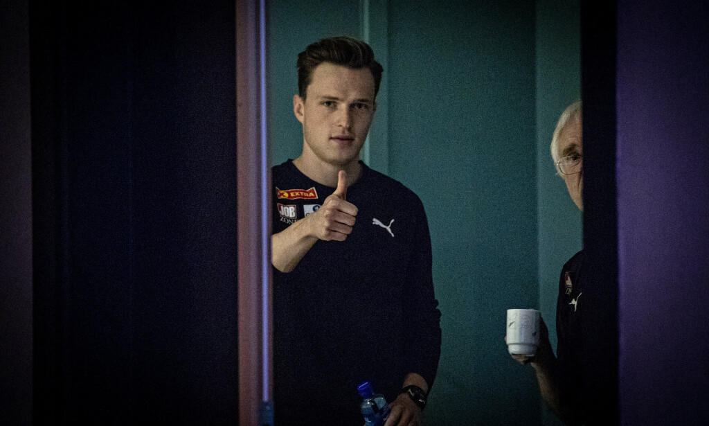 TOMMELEN OPP: Karsten Warholm sikter høyt på Bislett stadion i kveld. Trener Leif Olav Alnes til høyre. Foto: Bjørn Langsem TOMMELEN OPP: Karsten Warholm sikter høyt på Bislett stadion i kveld. Trener Leif Olav Alnes til høyre. Foto: Bjørn Langsem