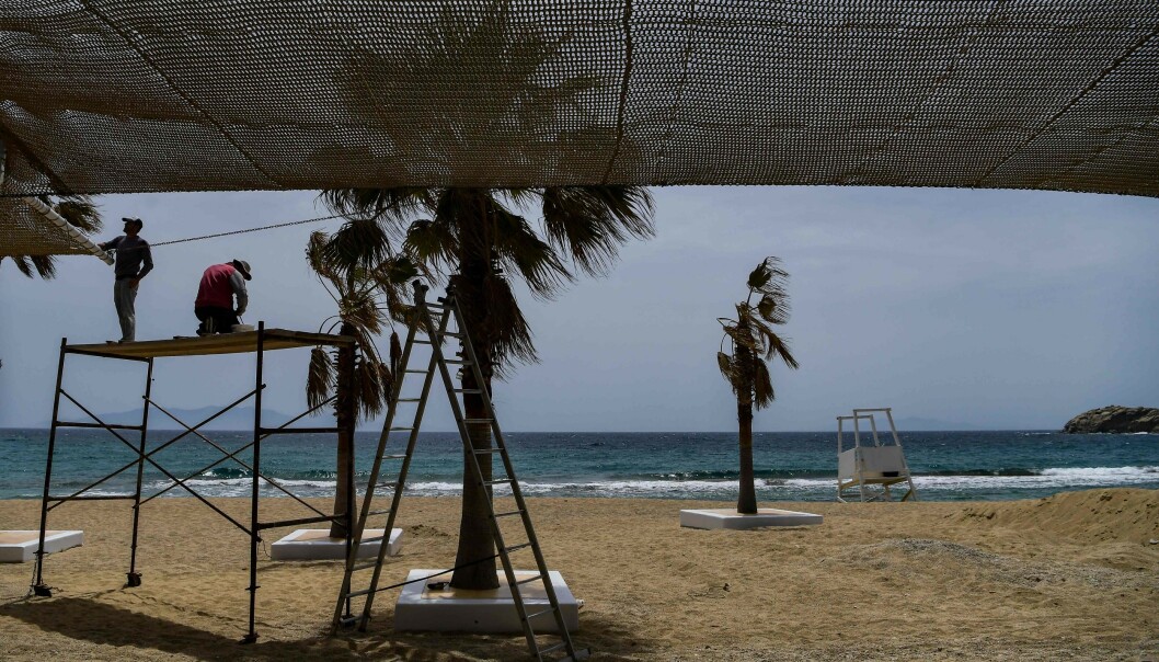 REGELBRUDD: En strandbar på øya Mykonos ble nylig stengt etter brudd på smittereglene. Foto: Aris Messinis / AFP / NTB Scanpix REGELBRUDD: En strandbar på øya Mykonos ble nylig stengt etter brudd på smittereglene. Foto: Aris Messinis / AFP / NTB Scanpix