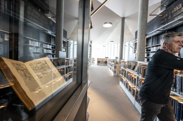 Et av Deichmans eldste bøker, «De re metallica» fra 1561. Den handler om gruvedrift og metaller. Dagbladet blir fortalt at det skrives om en kvinne som ble enke sju ganger på grunn av gruveulykker. Foto: Hans Arne Vedlog / Dagbladet Et av Deichmans eldste bøker, «De re metallica» fra 1561. Den handler om gruvedrift og metaller. Dagbladet blir fortalt at det skrives om en kvinne som ble enke sju ganger på grunn av gruveulykker. Foto: Hans Arne Vedlog / Dagbladet