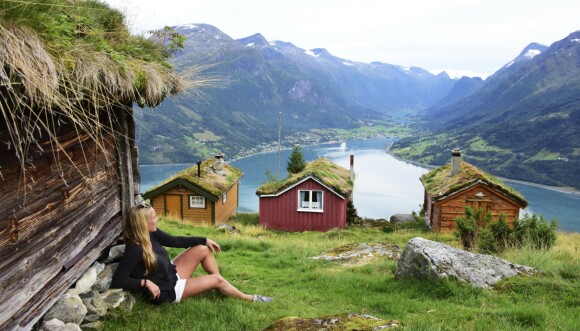 <strong>SJELERO:</strong> Fargerike gamle seterhus, gress på taket og utsikt til snøkledde topper – Rakssetra er rett og slett veldig idyllisk, og et yndet sted for solnedganger. FOTO: Ronny Frimann <strong>SJELERO:</strong> Fargerike gamle seterhus, gress på taket og utsikt til snøkledde topper – Rakssetra er rett og slett veldig idyllisk, og et yndet sted for solnedganger. FOTO: Ronny Frimann