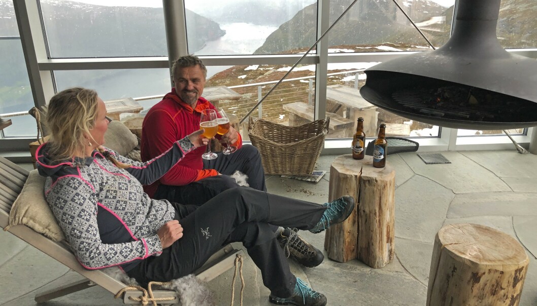 <strong>VELFORKJENT HVIL:</strong> På toppen av Via Ferrata Loen og Loen Skylift ligger det en restaurant med god mat og drikke. FOTO: Ronny Frimann <strong>VELFORKJENT HVIL:</strong> På toppen av Via Ferrata Loen og Loen Skylift ligger det en restaurant med god mat og drikke. FOTO: Ronny Frimann