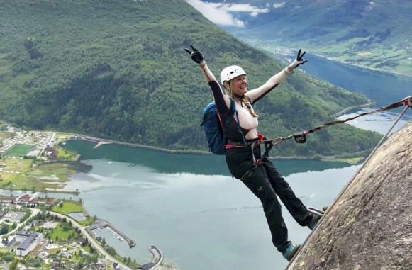 <strong>PÅ HØYDEN:</strong> Via Ferrata Loen starter nede ved Hotel Alexandra ved havnivå og går helt opp til toppen av fjellet Hovden på 1011 moh. FOTO: Ronny Frimann <strong>PÅ HØYDEN:</strong> Via Ferrata Loen starter nede ved Hotel Alexandra ved havnivå og går helt opp til toppen av fjellet Hovden på 1011 moh. FOTO: Ronny Frimann