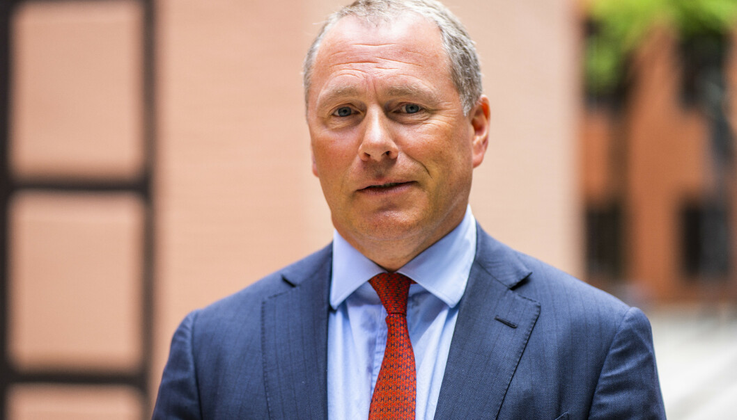 - Følger ivrig og intenst med - Følger ivrig og intenst med