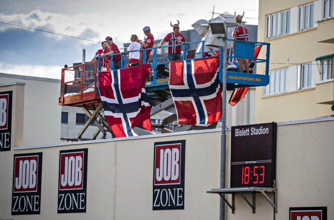 NORSKE FARGER: Kompisgjengen har med seg store norske flagg. Foto: Bjørn Langsem NORSKE FARGER: Kompisgjengen har med seg store norske flagg. Foto: Bjørn Langsem