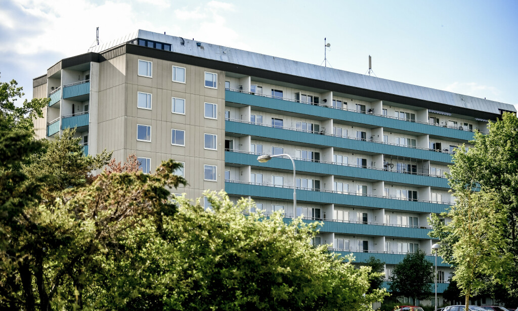 POLITINABO: Den mistenkte drapsmannen bodde i denne blokka. 50 meter unna bodde en av de mest sentrale etterforskerne som jobbet med saken. Foto: Alex Ljungdahl / Expressen POLITINABO: Den mistenkte drapsmannen bodde i denne blokka. 50 meter unna bodde en av de mest sentrale etterforskerne som jobbet med saken. Foto: Alex Ljungdahl / Expressen