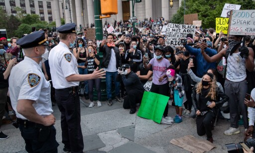 DEMONSTRERTE: Her, ved Foley Square på Manhattan, var det store demonstrasjoner 30. mai. Foto: AFP DEMONSTRERTE: Her, ved Foley Square på Manhattan, var det store demonstrasjoner 30. mai. Foto: AFP