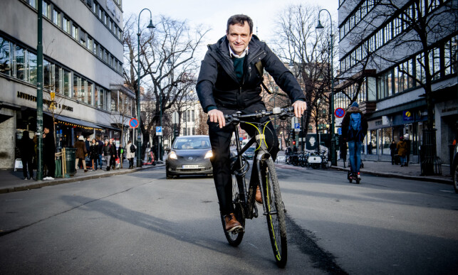 VIL HA FOLK OVER PÅ SYKKEL: Byråd Arild Hermstad lanserer flere støtteordninger som skal få flere over på sykkel i hovedstaden. Foto: Lars Eivind Bones / Dagbladet VIL HA FOLK OVER PÅ SYKKEL: Byråd Arild Hermstad lanserer flere støtteordninger som skal få flere over på sykkel i hovedstaden. Foto: Lars Eivind Bones / Dagbladet