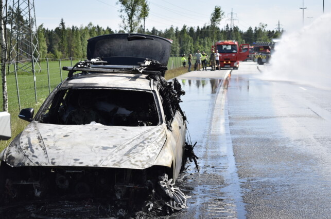 ULYDER: Bilfører har fortalt politiet at han hørte ulyder fra bilen og at varsellamper blinket før bilen begynte å brenne. Foto: Martin Benedikt Sjue ULYDER: Bilfører har fortalt politiet at han hørte ulyder fra bilen og at varsellamper blinket før bilen begynte å brenne. Foto: Martin Benedikt Sjue