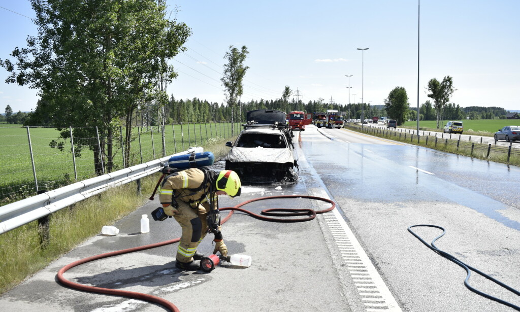 KØ: Nordgående kjørefelt er stengt i forbindelse med bilbrannen. Sørgående kjørefelt er åpent, men politiet melder om kø. Foto: Martin Benedikt Sjue KØ: Nordgående kjørefelt er stengt i forbindelse med bilbrannen. Sørgående kjørefelt er åpent, men politiet melder om kø. Foto: Martin Benedikt Sjue