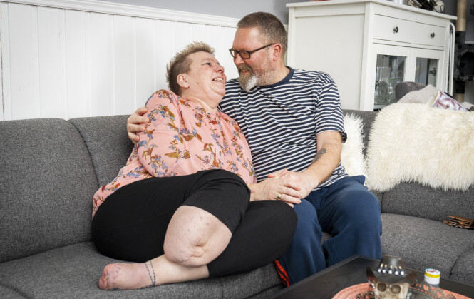 GOD STØTTE: - Jeg er heldig som har Rune. Han er klippen i livet mitt, sier Elin om ektemannen. Foto: Epsen Solli/Se og Hør GOD STØTTE: - Jeg er heldig som har Rune. Han er klippen i livet mitt, sier Elin om ektemannen. Foto: Epsen Solli/Se og Hør