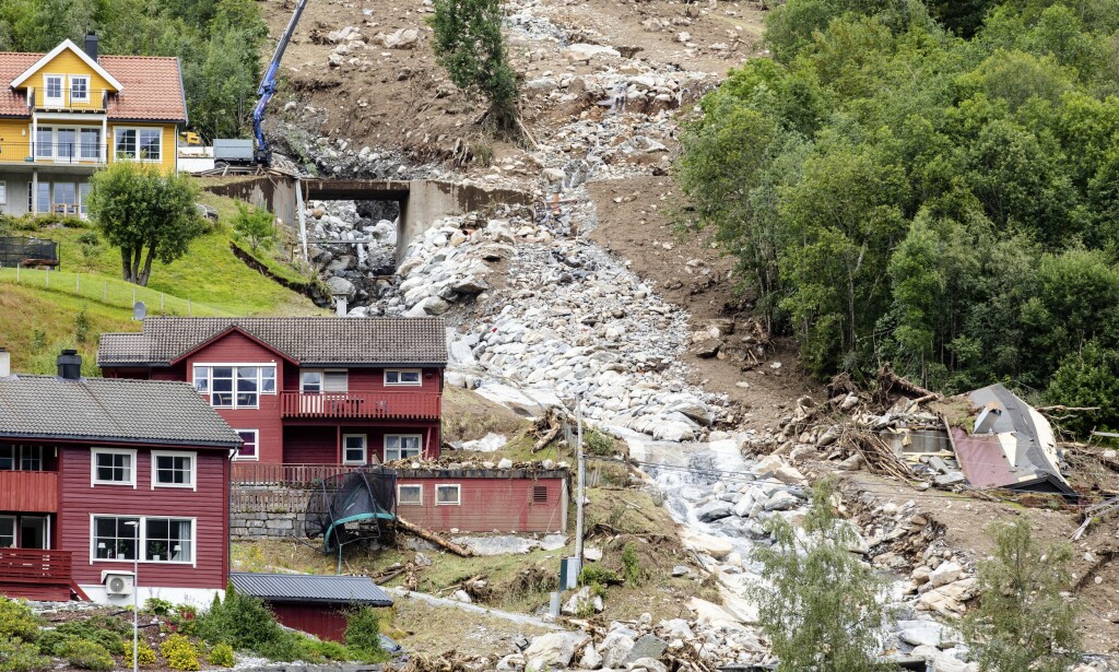 GIGANTISK RAS: Et jordras gikk mellom husene i Vassenden i Jølster kommune i fjor sommer, etter at området ble truffet av svært mye nedbør. Foto: Audun Braastad / NTB scanpix GIGANTISK RAS: Et jordras gikk mellom husene i Vassenden i Jølster kommune i fjor sommer, etter at området ble truffet av svært mye nedbør. Foto: Audun Braastad / NTB scanpix