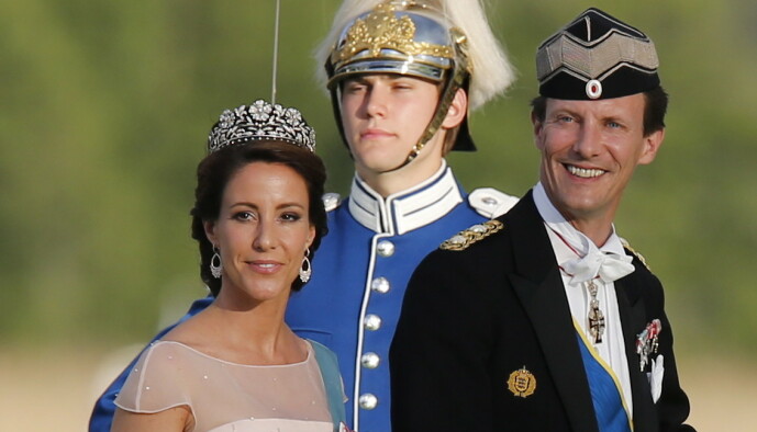 KAPRET JOBB: Den danske prinsen har fått jobb som forsvarsattaché i Paris. Her er han avbildet med kona, prinsesse Marie i anledning Sveriges prinsesse Madeleine og Chris O'Neills bryllup. Foto: NTB Scanpix KAPRET JOBB: Den danske prinsen har fått jobb som forsvarsattaché i Paris. Her er han avbildet med kona, prinsesse Marie i anledning Sveriges prinsesse Madeleine og Chris O'Neills bryllup. Foto: NTB Scanpix