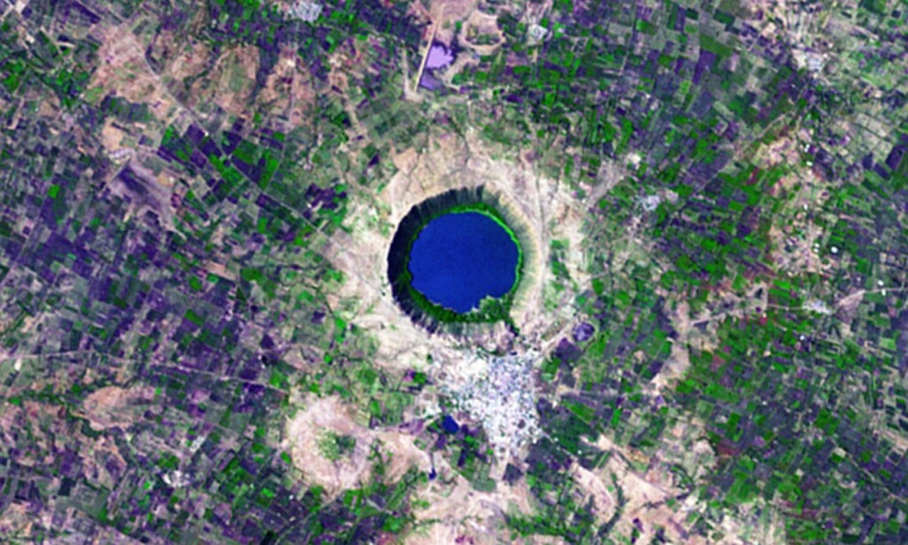 METEORITT-KRATER: Innsjøen Lonar i India ble dannet for over 50 000 år siden, etter at en meteoritt traff jorda. Foto: NASA / REX / NTB scanpix METEORITT-KRATER: Innsjøen Lonar i India ble dannet for over 50 000 år siden, etter at en meteoritt traff jorda. Foto: NASA / REX / NTB scanpix