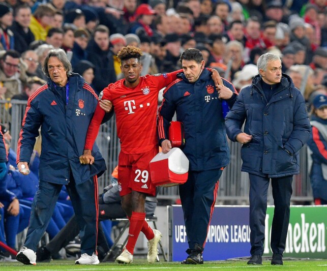 I AKSJON: Hans Wilhelm Müller-Wohlfahrt (t.v.) på sidelinja under kampen mellom Bayern München og Tottenham i desember i fjor. Her er det Kingsley Coman som får hjelp av Bayerns legeteam. Til høyre: Tottenham-manager José Mourinho. Foto: NTB scanpix I AKSJON: Hans Wilhelm Müller-Wohlfahrt (t.v.) på sidelinja under kampen mellom Bayern München og Tottenham i desember i fjor. Her er det Kingsley Coman som får hjelp av Bayerns legeteam. Til høyre: Tottenham-manager José Mourinho. Foto: NTB scanpix