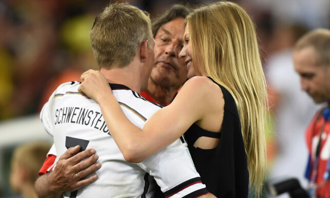 VM-GULL: Tyskland vant VM-gull i Brasil i 2014. Her Bastian Schweinsteiger med sin daværende kjæreste Sarah Brandner. I midten: Lege Hans-Wilhelm Mueller-Wohlfahrt. Foto: NTB scanpix VM-GULL: Tyskland vant VM-gull i Brasil i 2014. Her Bastian Schweinsteiger med sin daværende kjæreste Sarah Brandner. I midten: Lege Hans-Wilhelm Mueller-Wohlfahrt. Foto: NTB scanpix