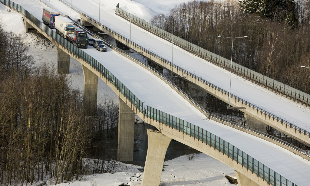 SKADET ETTER RAS: Skjeggestadbrua i Holmestrand falt delvis sammen. Det har gått et større ras under og ved siden av brua. Trafikken går nå gjennom Holmestrand sentrum.
Foto: Tore Meek / NTB scanpix SKADET ETTER RAS: Skjeggestadbrua i Holmestrand falt delvis sammen. Det har gått et større ras under og ved siden av brua. Trafikken går nå gjennom Holmestrand sentrum.
Foto: Tore Meek / NTB scanpix