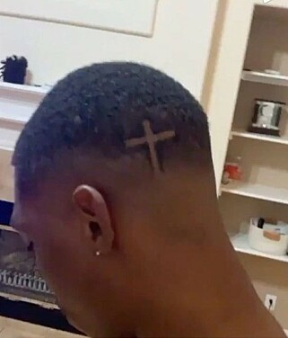 BARBERTE AV HÅRET: Slik ser Lonnie Walker IV ut etter å ha barbert av signatursveisen. Foto: Skjermdump/Instagram BARBERTE AV HÅRET: Slik ser Lonnie Walker IV ut etter å ha barbert av signatursveisen. Foto: Skjermdump/Instagram