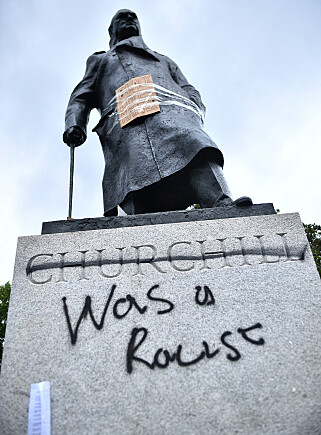 SKADD: Slik så statuen av Winston Churchill på Parliament Square ut etter Black Lives Matter-protesten i London. Foto: Scanpix SKADD: Slik så statuen av Winston Churchill på Parliament Square ut etter Black Lives Matter-protesten i London. Foto: Scanpix