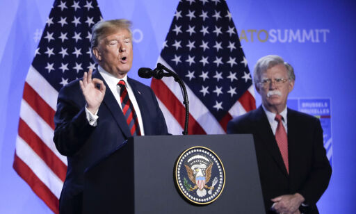 image: Bolton i strupen på Trump