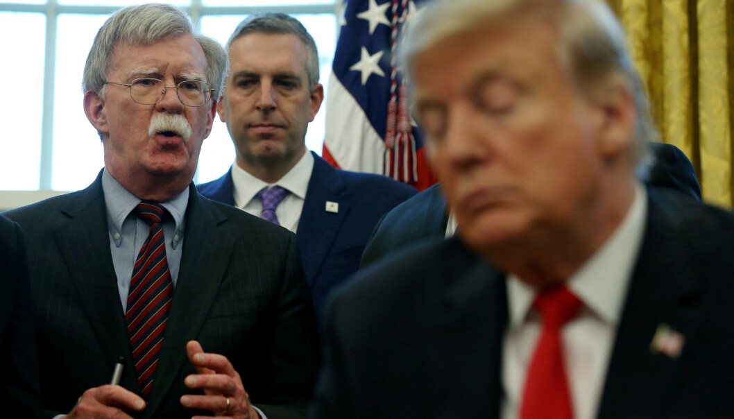 RÅDGIVER: President Donald Trump lytter mens hans daværende rådgiver John Bolton snakker i det ovale kontor i Det hvite hus. Bildet er tatt 7. februar 2019. Foto: Reuters / NTB Scanpix RÅDGIVER: President Donald Trump lytter mens hans daværende rådgiver John Bolton snakker i det ovale kontor i Det hvite hus. Bildet er tatt 7. februar 2019. Foto: Reuters / NTB Scanpix