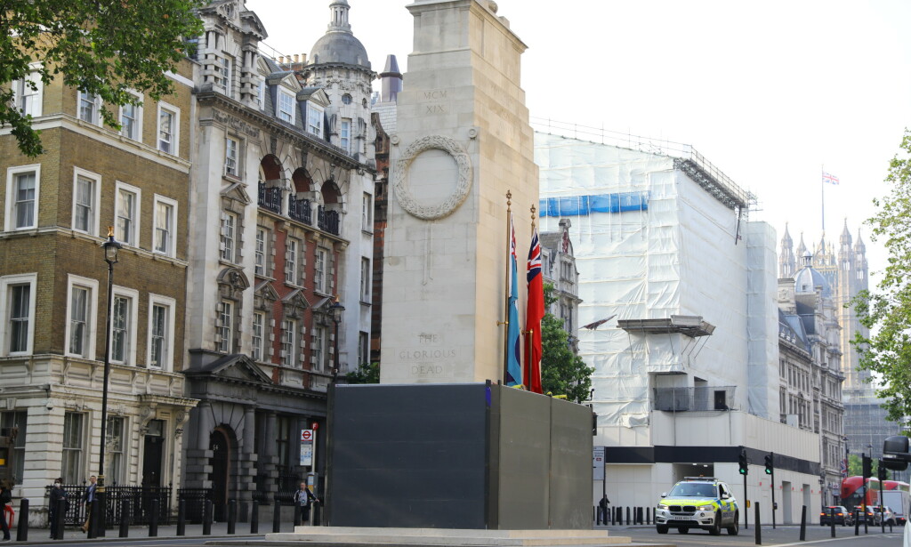 MINNESMERKE: Cenotafen er et krigsminnesmerke i London. Her kan man se at det har blitt satt opp beskyttelse for minnesmerket på grunn av demonstrasjoners om er ventet. Foto: PA / NTB Scanpix MINNESMERKE: Cenotafen er et krigsminnesmerke i London. Her kan man se at det har blitt satt opp beskyttelse for minnesmerket på grunn av demonstrasjoners om er ventet. Foto: PA / NTB Scanpix