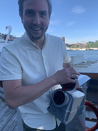 LADER OPP: Dette er ladeledningen. Og akkurat som på en el-bil tar det noen timer før båten er helt fulladet og klar for ny økt. Foto: C. Sjuve LADER OPP: Dette er ladeledningen. Og akkurat som på en el-bil tar det noen timer før båten er helt fulladet og klar for ny økt. Foto: C. Sjuve