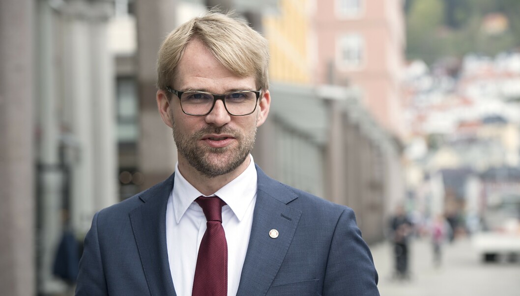 VIL MØTES: Byrådsleder i Bergen, Roger Valhammer (Ap), vil diskutere barnevernet i Samnanger med ordfører Knut Harald Frøland. Nå vil sistnevnte utsette møtet. Foto: NTB scanpix VIL MØTES: Byrådsleder i Bergen, Roger Valhammer (Ap), vil diskutere barnevernet i Samnanger med ordfører Knut Harald Frøland. Nå vil sistnevnte utsette møtet. Foto: NTB scanpix