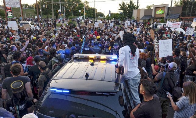 ATLANTA: Demonstranter på utsiden av en Wendy's-restaurant lørdag kveld lokal tid i Atlanta. Foto: Atlanta Journal-Constitution via AP ATLANTA: Demonstranter på utsiden av en Wendy's-restaurant lørdag kveld lokal tid i Atlanta. Foto: Atlanta Journal-Constitution via AP