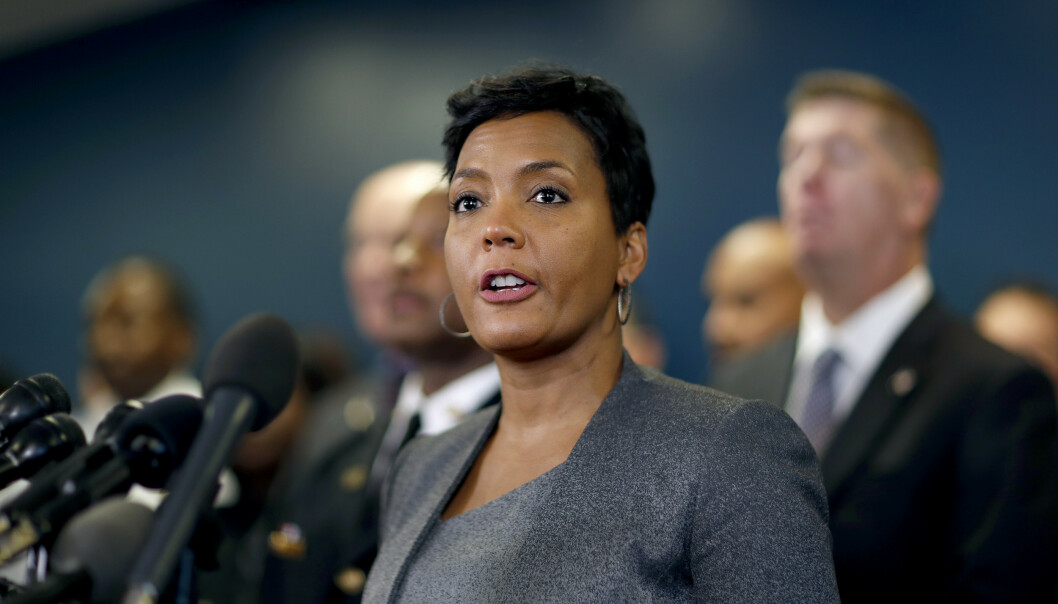 ORDFØRER KEISA LANCE BOTTOMS i Atlanta tok umiddelbart regi over disponeringene til hjembyens politi. Foto: David Goldman, AP/NTB Scanpix. ORDFØRER KEISA LANCE BOTTOMS i Atlanta tok umiddelbart regi over disponeringene til hjembyens politi. Foto: David Goldman, AP/NTB Scanpix.