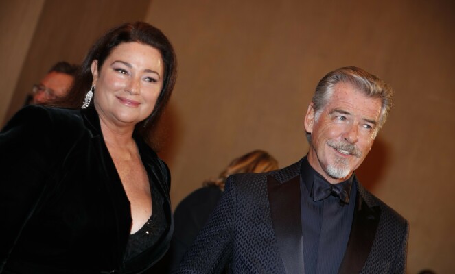 <strong>2001:</strong> Pierce Brosnan og Keely Shaye Smith har vært gift i nesten 20 år. Nå sitter de isolert på Hawaii. Her er de avbildet under årets Golden Globe-utdeling. Foto: NTB Scanpix <strong>2001:</strong> Pierce Brosnan og Keely Shaye Smith har vært gift i nesten 20 år. Nå sitter de isolert på Hawaii. Her er de avbildet under årets Golden Globe-utdeling. Foto: NTB Scanpix