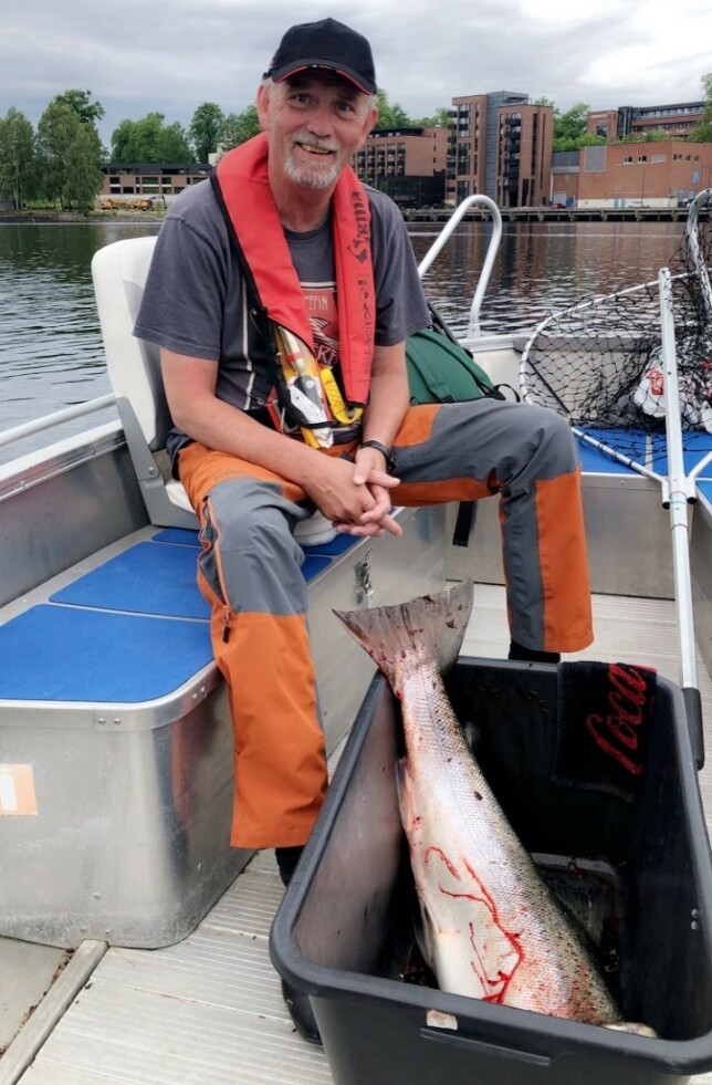 TROFÉ: Nå skal troféfisken røykes hel og serveres til jul. Foto: Rune Rekvik TROFÉ: Nå skal troféfisken røykes hel og serveres til jul. Foto: Rune Rekvik