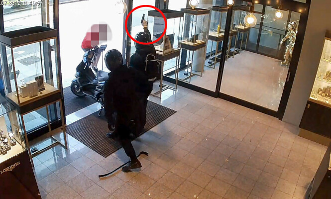 SKYTER I TAKET: De to ranerne stengte ansatte og kunder inne på bakrommet, og skjøt i taket da de flyktet med byttet. Foto: Politiet SKYTER I TAKET: De to ranerne stengte ansatte og kunder inne på bakrommet, og skjøt i taket da de flyktet med byttet. Foto: Politiet