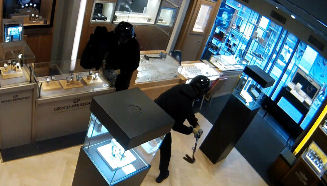 HARDT TIL VERKS: Ranerne brukte et kubein og ei slegge for å slå i stykker glassmontrene hos Thune. Foto: Politiet HARDT TIL VERKS: Ranerne brukte et kubein og ei slegge for å slå i stykker glassmontrene hos Thune. Foto: Politiet