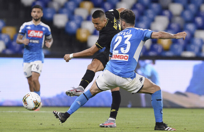 I AKSJON: Alexis Sánchez (med skuddfoten) spilte i 72 minutter da kampen mellom Napoli og Inter endte 1-1 lørdag kveld. Foto: NTB scanpix I AKSJON: Alexis Sánchez (med skuddfoten) spilte i 72 minutter da kampen mellom Napoli og Inter endte 1-1 lørdag kveld. Foto: NTB scanpix