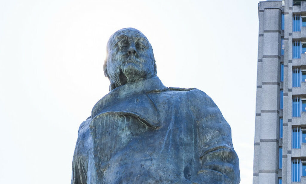 image: La statuene stå