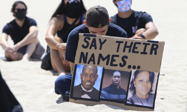 MISTET LIVET: Plakaten viser Ahmaud Arbery, George Floyd og Breonna Taylor. Demonstranter avbildet under et øyeblikks stillhet under en Black Lives Matter-demonstrasjon i Los Angeles 12. juni. Foto: AP / NTB Scanpix MISTET LIVET: Plakaten viser Ahmaud Arbery, George Floyd og Breonna Taylor. Demonstranter avbildet under et øyeblikks stillhet under en Black Lives Matter-demonstrasjon i Los Angeles 12. juni. Foto: AP / NTB Scanpix